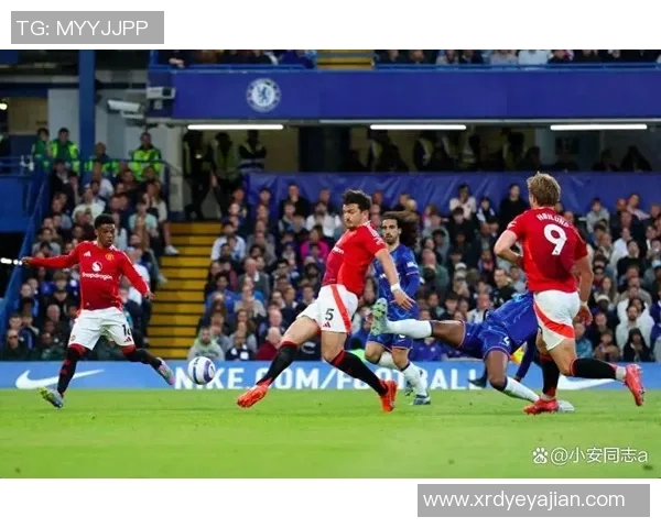 曼联在欧冠激战中逆转巴黎展现足球明星的辉煌与团结精神