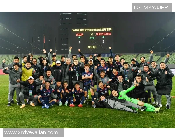 足球明星坐板凳的瞬间揭示了职业生涯背后的艰辛与坚持