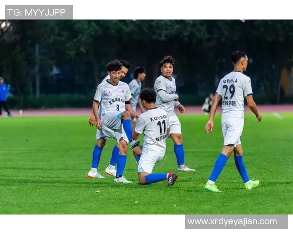 足球明星的日常生活揭秘他们如何在训练比赛和商业活动中平衡繁忙日程 足球明星的日常生活揭秘他们如何在训练比赛和商业活动中平衡繁忙日程