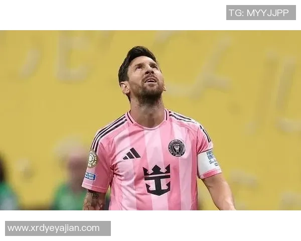 足球明星的倒钩绝技展现完美瞬间引发球迷热议与赞叹 足球明星的倒钩绝技展现完美瞬间引发球迷热议与赞叹